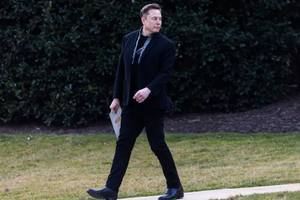 إيلون ماسك خلف الرئيس دونالد ترمب (غير مصور) خلال مغادرتهما البيت الأبيض إلى فلوريدا في واشنطن (إ.ب.أ)