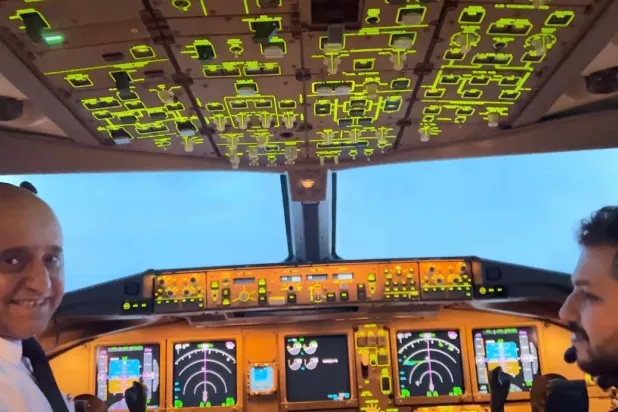 من داخل قمرة القيادة قائدا الطائرة يترقبان غروب الشمس الكامل لإعلان الإفطار (الشرق الأوسط)