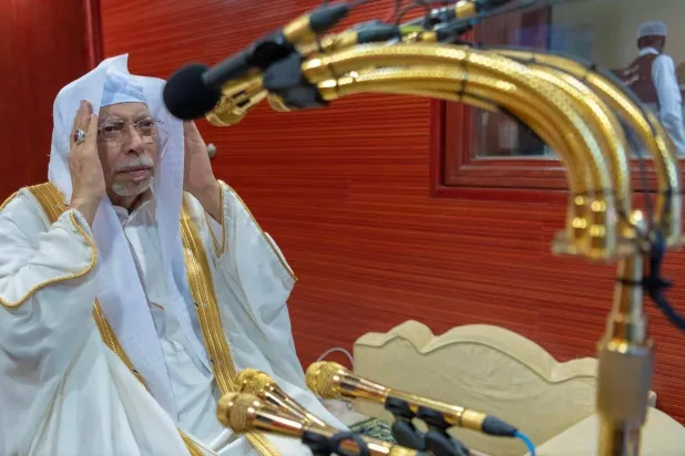 المؤذن علي ملا أشهر مؤذني الحرم المكي المعاصرين (واس)