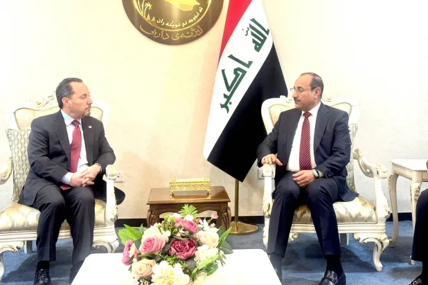 رئيس اللجنة المالية النيابية عطوان العطواني خلال استقباله القائم بأعمال السفارة الأميركية في العراق دانيال روبنستين (وكالة الأنباء العراقية)