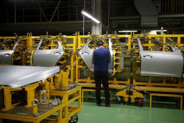 عامل في مصنع «هيونداي موتور» في آسام بكوريا الجنوبية (رويترز)