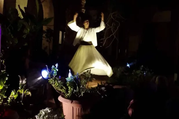 راقص مولوي وتعبيرات عن معاني القصائد والأناشيد (الشرق الأوسط)