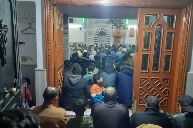 جموع مُصلّين خلال صلاة التراويح في مسجد أبي ذر الغفاري بحي التضامن جنوب دمشق (الشرق الأوسط)