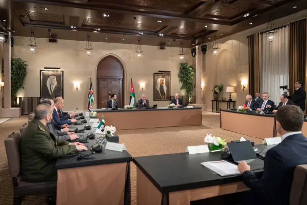 العاهل الأردني لدى استقباله وزراء ومسؤولي سوريا وتركيا ولبنان والعراق (الديوان الملكي الأردني)