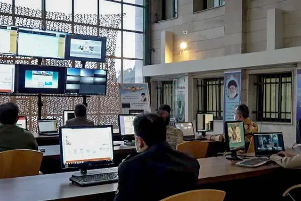 ضباط من الجيش السيبراني الإيراني في مركز تابع لـ«الحرس الثوري» (أرشيفية - دفاع برس)