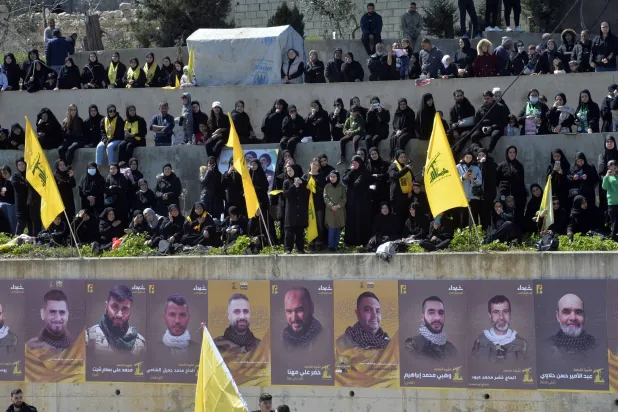 مناصرون لـ«حزب الله» يشاركون في تشييع جماعي لمقاتلين قتلوا في الحرب الأخيرة بجنوب لبنان (إ.ب.أ)