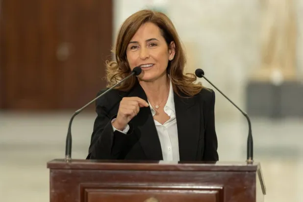 خلف المايكروفون في القصر الجمهوري (نجاة شرف الدين)