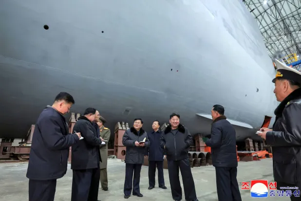 الزعيم الكوري الشمالي كيم جونغ أون خلال تفقده ترسانة عسكرية لتصنيع السفن في مكان غير معلوم (أ.ف.ب)