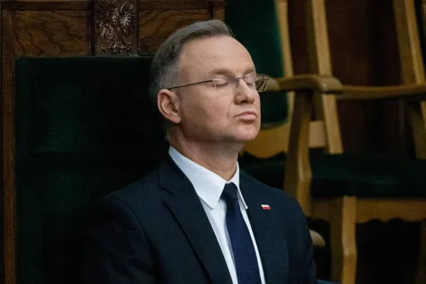 الرئيس البولندي أندريه دودا خلال إحاطة قدَّمها رئيس الوزراء دونالد توسك للبرلمان حول أوكرانيا (أ.ف.ب)