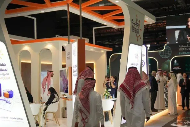زوار في جناح «دراية المالية» بمؤتمر «فنتك 24» بالرياض (إكس)