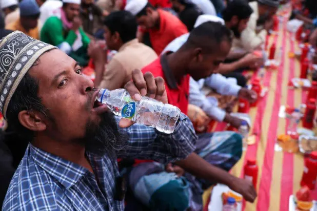 شرب الماء ضروري لحياة صحية (أرشيفية - رويترز)