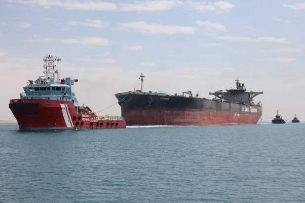 ناقلة النفط «سونيون» خلال قطرها عبر قناة السويس (هيئة قناة السويس)