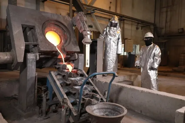 عاملان داخل أحد مصانع «معادن» بالسعودية (الشرق الأوسط)