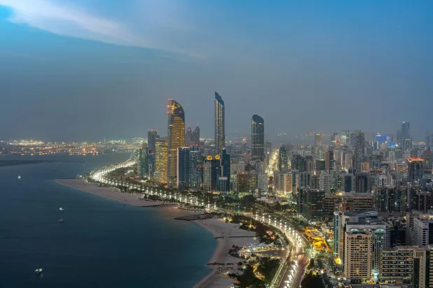 مدينة أبوظبي حيث تتخذ شركتا «مبادلة للاستثمار» و«ألفا ظبي القابضة» مقريهما وقد أعلنتا عن إنشاء محفظة استثمارية بقيمة مليار دولار للاستثمار في فرص الائتمان العالمية (وام)