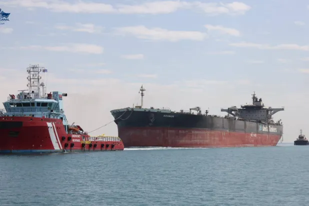 مصر تعلن نجاحها في قطْر ناقلة نفط هاجمتها جماعة «الحوثي» اليمنية بالبحر الأحمر العام الماضي (هيئة قناة السويس)