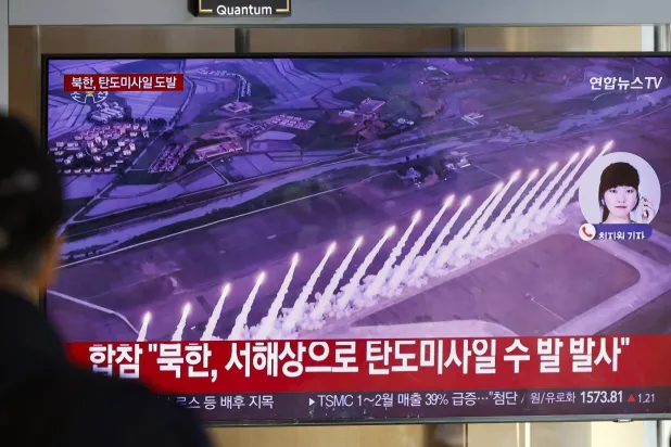 رجل يشاهد مقطعاً إخبارياً تلفزيونياً عن إطلاق صاروخ كوري شمالي حديث في محطة بالعاصمة الكورية الجنوبية سيول الاثنين (إ.ب.أ)