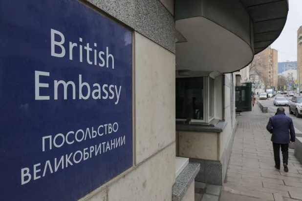 رجل يسير أمام مدخل السفارة البريطانية في موسكو الاثنين (إ.ب.أ)