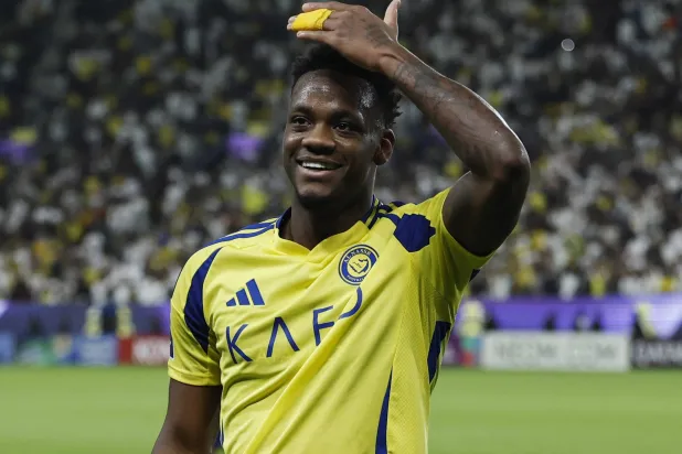 دوران يحتفل بهدفه في شباك الاستقلال الإيراني (رويترز) 