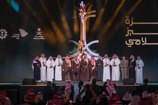 الوزير سلمان الدوسري مع الفائزين بـ«جائزة التميّز الإعلامي» الخامسة (وزارة الإعلام)