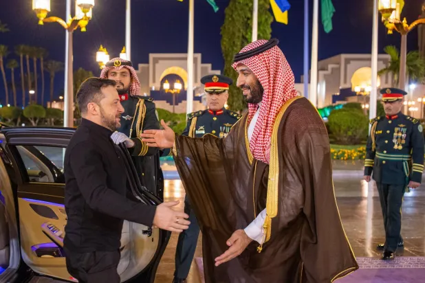 ولي العهد السعودي مستقبلاً الرئيس الأوكراني بقصر السلام في جدة الاثنين (واس)