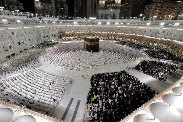 يشهد المسجد الحرام توافد المعتمرين والزوار بشكل كبير هذه الأيام لأداء مناسك العمرة والصلاة في الحرم المكي (واس)