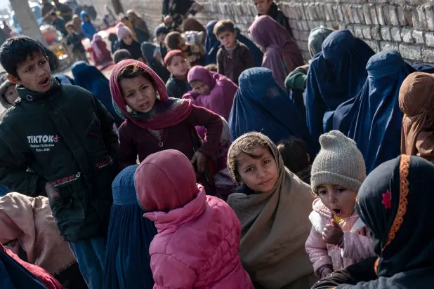 نساء وأطفال أفغان لاجئون رُحّلوا من باكستان في مخيم «مفوضية الأمم المتحدة لشؤون اللاجئين» على مشارف كابل يوم 9 يناير 2024 (أ.ف.ب)