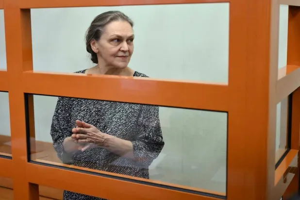 الصحافية الروسية ناديجدا كيفوركوفا أمام المحكمة في بداية جلسة محاكمتها بتهمة «تبرير الإرهاب» (أ.ف.ب)