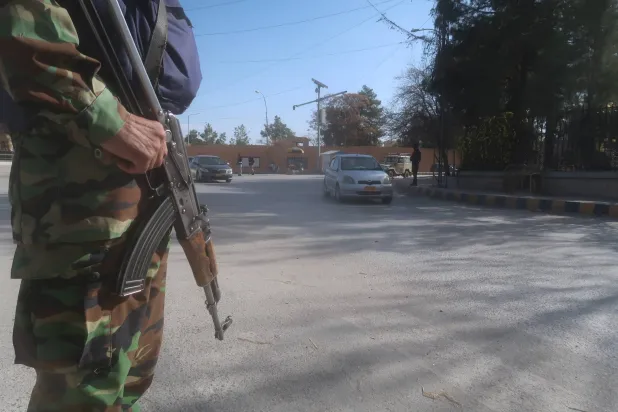 عناصر أمن باكستانيون بنقطة تفتيش في كويتا عاصمة إقليم بلوشستان المضطرب بباكستان يوم 10 مارس 2025... وشهدت البلاد زيادة في الهجمات التي يشنها المتمردون (إ.ب.أ)