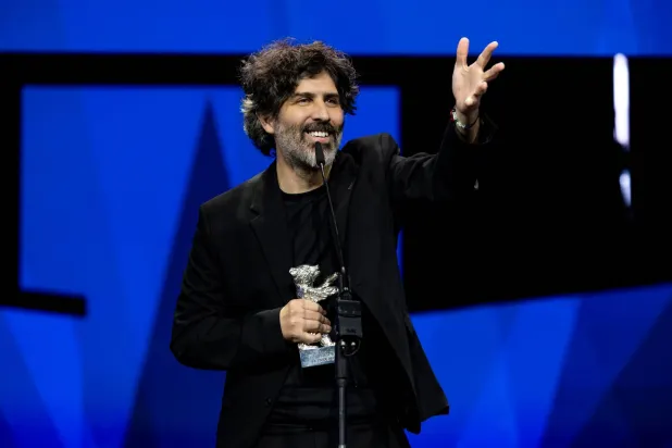 إيفان فوند خلال تسلمه الجائزة على المسرح في برلين (إدارة المهرجان)