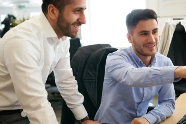 الطريقة الجيدة لتعزيز سمعتك هي أن يكون لديك أشخاص يمكنهم دعمك (رويترز)