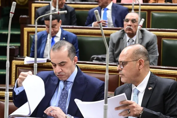 وزير الشؤون النيابية والقانونية يراجع مسودة مشروع قانون العمل وإلى جواره وزير العمل (مجلس الوزراء المصري)