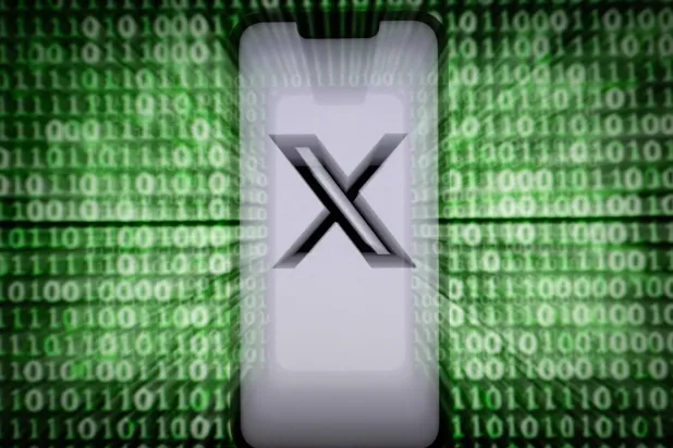 شعار منصة التواصل الاجتماعي «إكس» يظهر على شاشة هاتف ذكي (أ.ف.ب)