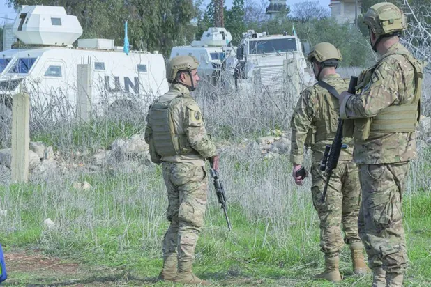 جنود لبنانيون وأمامهم آليات تتبع قوات «اليونيفيل» جنوب لبنان (الجيش اللبناني عبر منصة إكس)