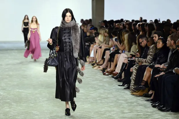 من إبداعات شيمينا كامالي مصممة دار «كلوي»... (أ.ف.ب)