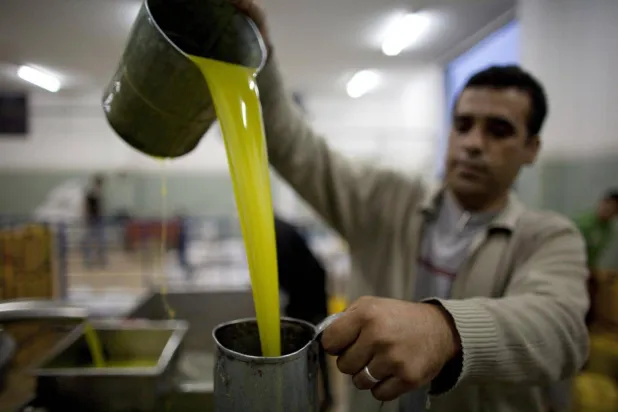 الزيوت النباتية بما في ذلك زيت الزيتون غنية بالدهون غير المشبعة ولوحظ ارتباطها بانخفاض الالتهابات (رويترز)