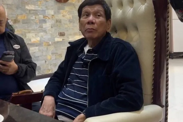 دوتيرتي يتحدث في فيديو وزعته ابنته من القاعدة الجوية التي رحل منها إلى لاهاي الثلاثاء (رويترز)