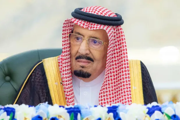 خادم الحرمين الشريفين الملك سلمان بن عبد العزيز مترئساً جلسة مجلس الوزراء في جدة (واس)