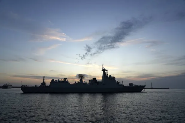 سفينة حربية صينية خلال مشاركتها في التدريبات لحظة وصولها إلى ميناء تشابهار الإيراني (أ.ب)