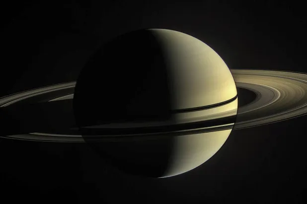 كوكب زحل كما يظهر من مركبة فضاء تابعة لـ«ناسا» (أ.ب)