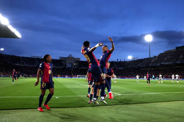 يامال يحتفل أمس مع زملائه بفوز برشلونة (رويترز)