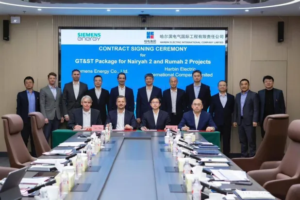 مسؤولون من «سيمنس للطاقة» و«هاربن إلكتريك إنترناشونال» خلال توقيع الاتفاقيات الخاصة بمشروع إقامة محطتين للطاقة في السعودية (سيمنس للطاقة) 
