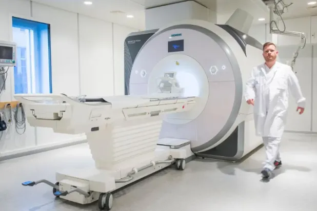 التصوير المقطعي المحوسب يعد الوسيلة المفضلة للأطباء لتشخيص مختلف المشكلات الصحية (أ.ف.ب)