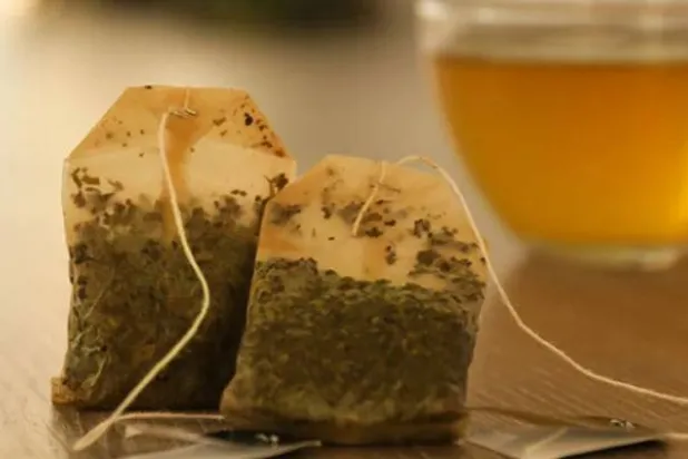 الجسيمات الصغيرة بأكياس الشاي البلاستيكية ارتبطت بمشاكل صحية خطيرة مثل الخرف والنوبات القلبية والعقم (رويترز)