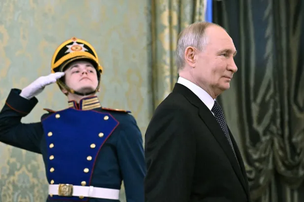 بوتين يسير أمام حرس الشرف خلال لقائه قائد جيش ميانمار مين أونغ هلاينغ في موسكو الثلاثاء (رويترز)