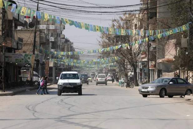 شوارع القامشلي بمحافظة الحسكة شمال شرقي سوريا تتزيّن ابتهاجاً بالاتفاق بين إدارة دمشق و«قسد» (رويترز)