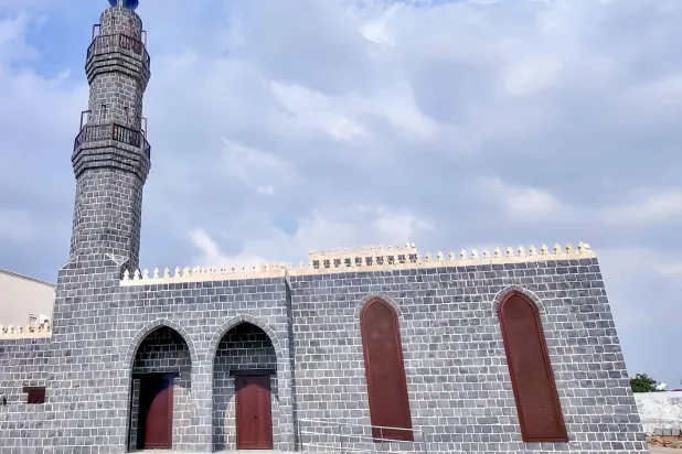 حيث تقف أركان المسجد اليوم شاهدة على نزل النبي محمد وصحابته في طريق فتح مكة (واس)