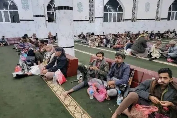 عناصر حوثيون يفترشون أرضية أحد المساجد في إحدى ليالي رمضان (إكس)