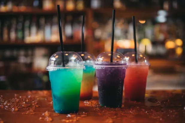 لا ينبغي للأطفال دون سن الثامنة تناول المشروبات المثلجة (إكس)