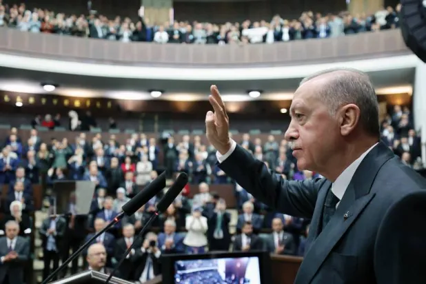 إردوغان ملوحاً لنواب حزبه بالبرلمان خلال إلقاء كلمة أمامهم الأربعاء (الرئاسة التركية)