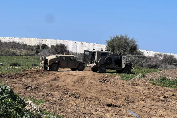 آليات عسكرية إسرائيلية تتموضع قرب الحدود مع لبنان (رويترز)